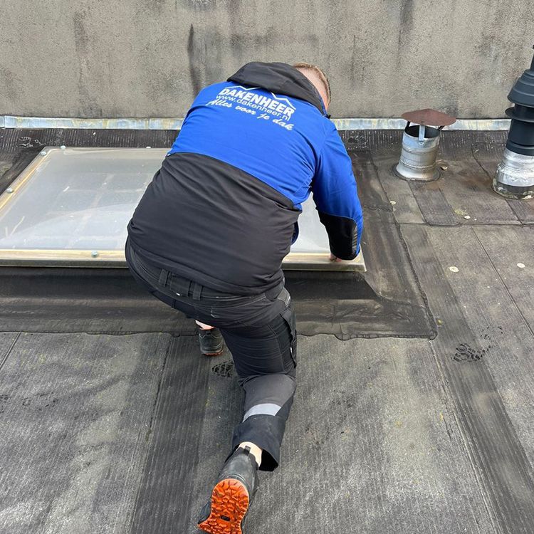 Dakdekker voert een reparatie uit op een dak in Veenendaal