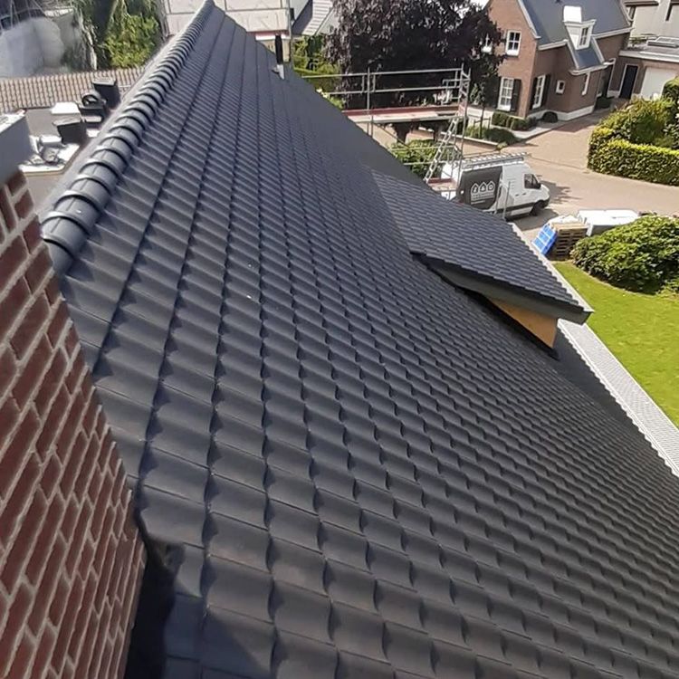 Zinken dakgoot en loodwerk langs het dak van een woning in Veenendaal