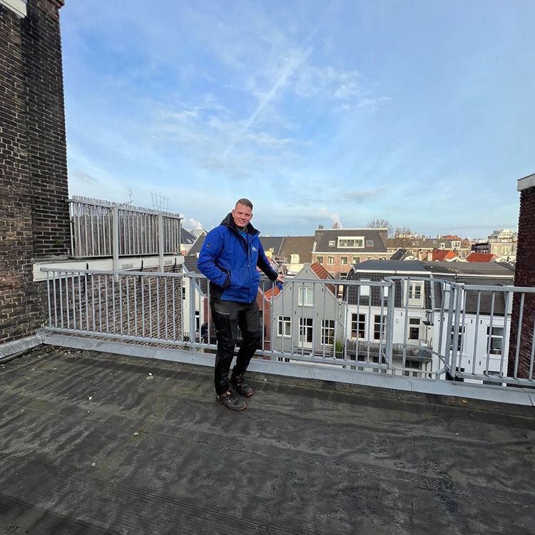 Bewoner geniet van het uitzicht nadat het dak door DKNH is hersteld